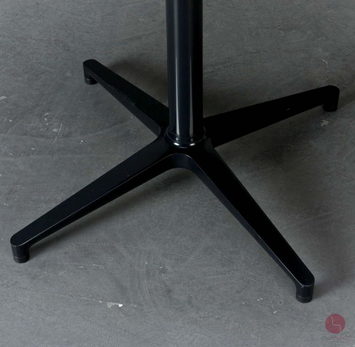Vitra Bistro Table Eiche 80 cm, Gestell schwarz - gebraucht
