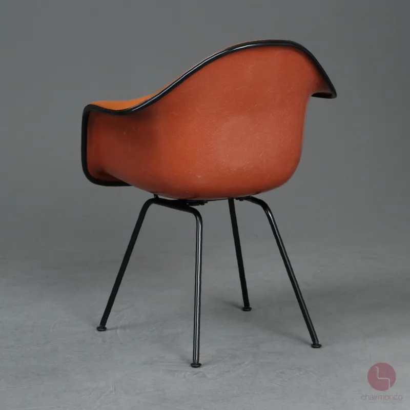 Vitra DAX Fiberglas Armchair Orange mit Vollpolster Gestell schwarz gebraucht