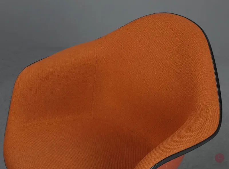 Vitra DAX Fiberglas Armchair Orange mit Vollpolster Gestell schwarz gebraucht