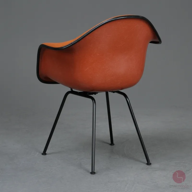 Vitra DAX Fiberglas Armchair Orange mit Vollpolster Gestell schwarz gebraucht