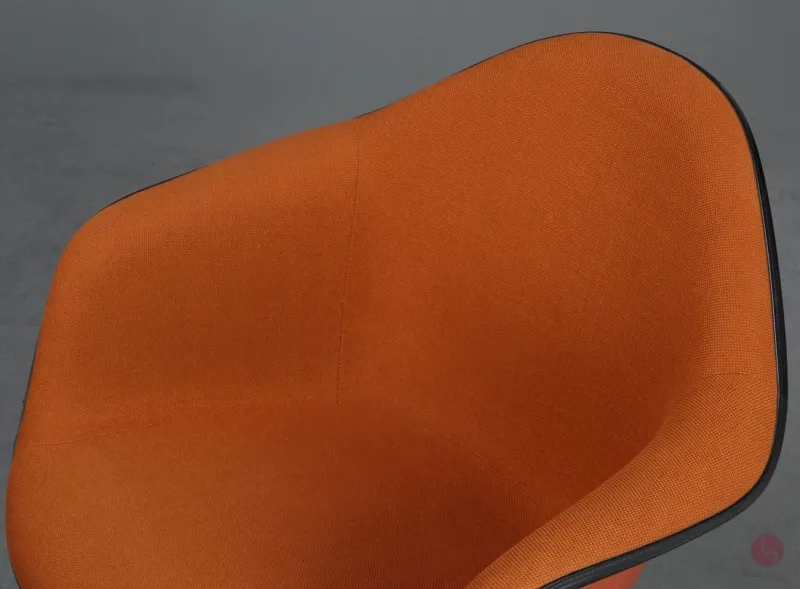 Vitra DAX Fiberglas Armchair Orange mit Vollpolster Gestell schwarz gebraucht