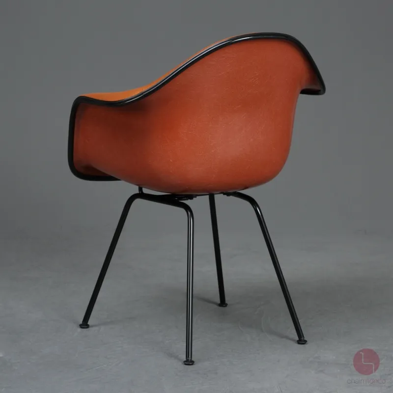 Vitra DAX Fiberglas Armchair Orange mit Vollpolster Gestell schwarz gebraucht