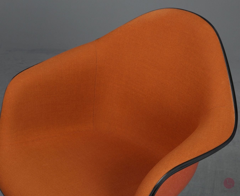 Vitra DAX Fiberglas Armchair Orange mit Vollpolster Gestell schwarz gebraucht