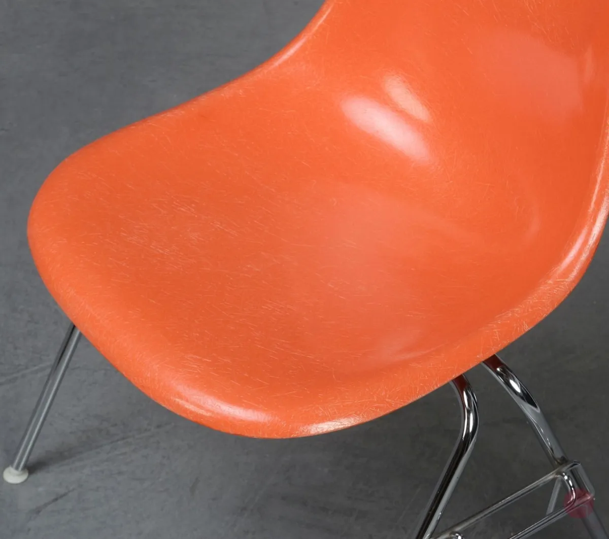 Vitra Herman Miller Side Chair Orange aus Fiberglas mit Stacking Base gebraucht