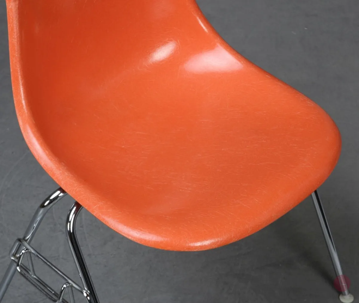 Vitra Herman Miller Side Chair Orange aus Fiberglas mit Stacking Base gebraucht
