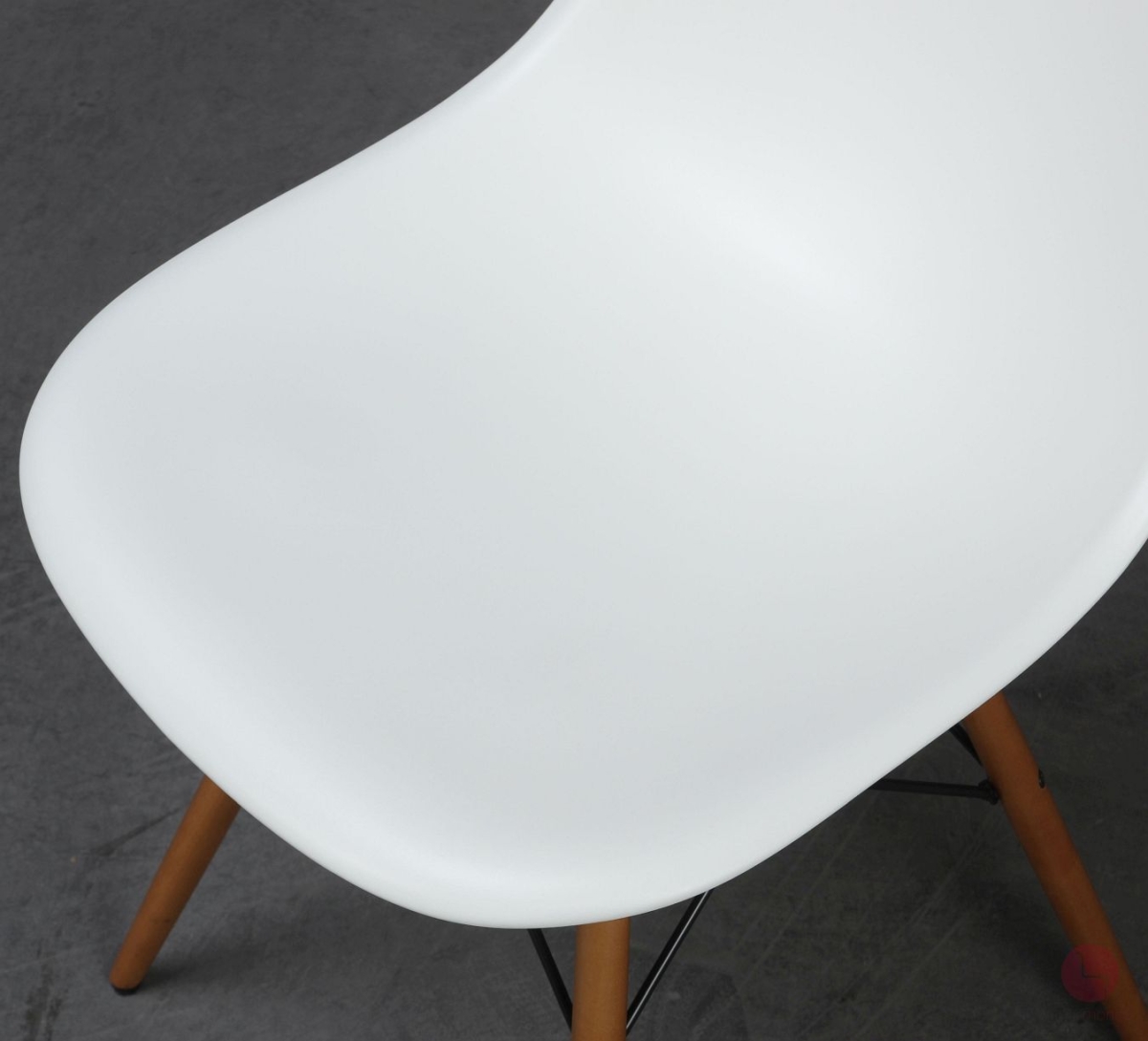 Preview: Vitra Side Chair DSW in Weiß mit hellem Ahorn Gestell gebraucht