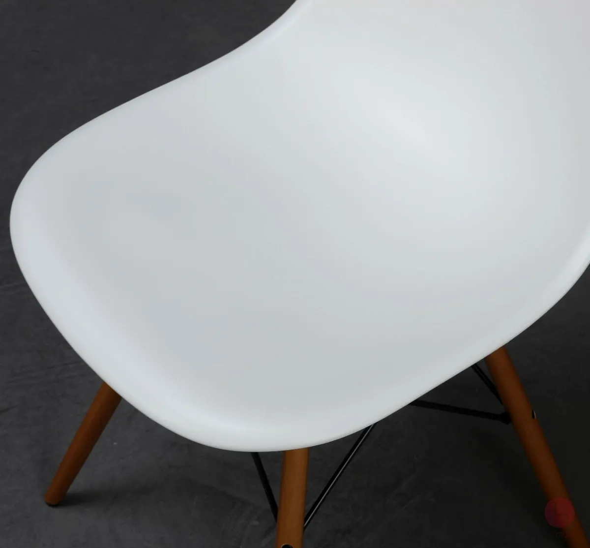 Vitra Side Chair DSW in Weiß mit hellem Ahorn Gestell gebraucht