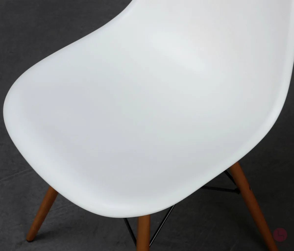 Vitra Side Chair DSW in Weiß mit hellem Ahorn Gestell gebraucht