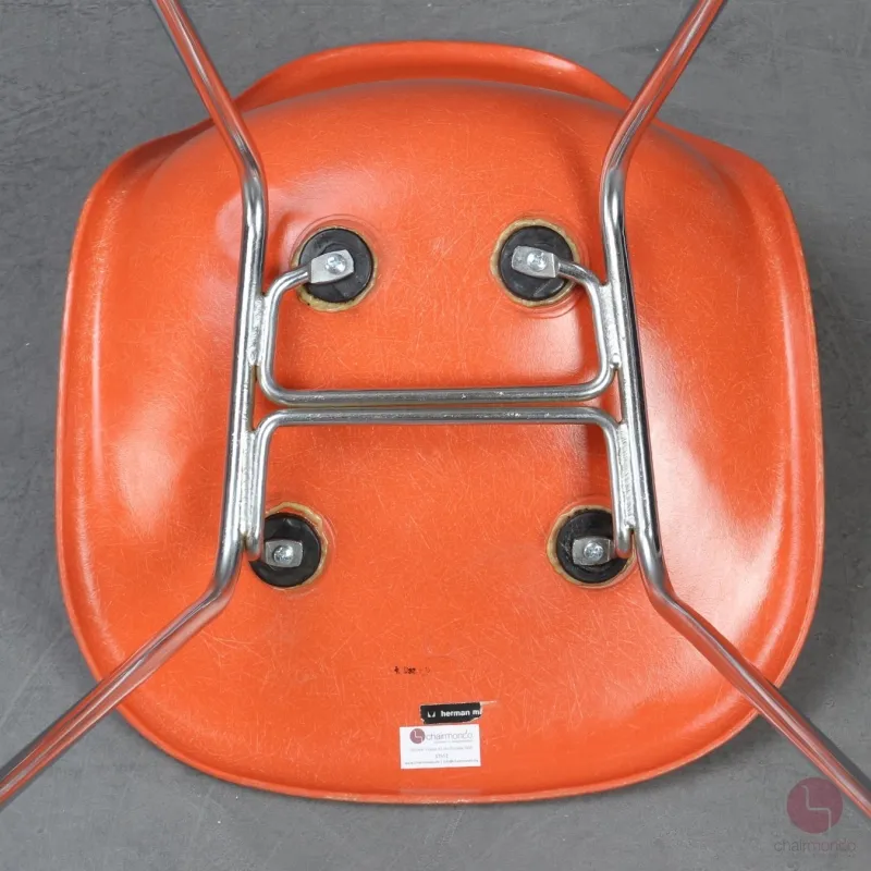 Vitra Eames Side Chair Orange Fiberglass mit Metallgestell gebraucht