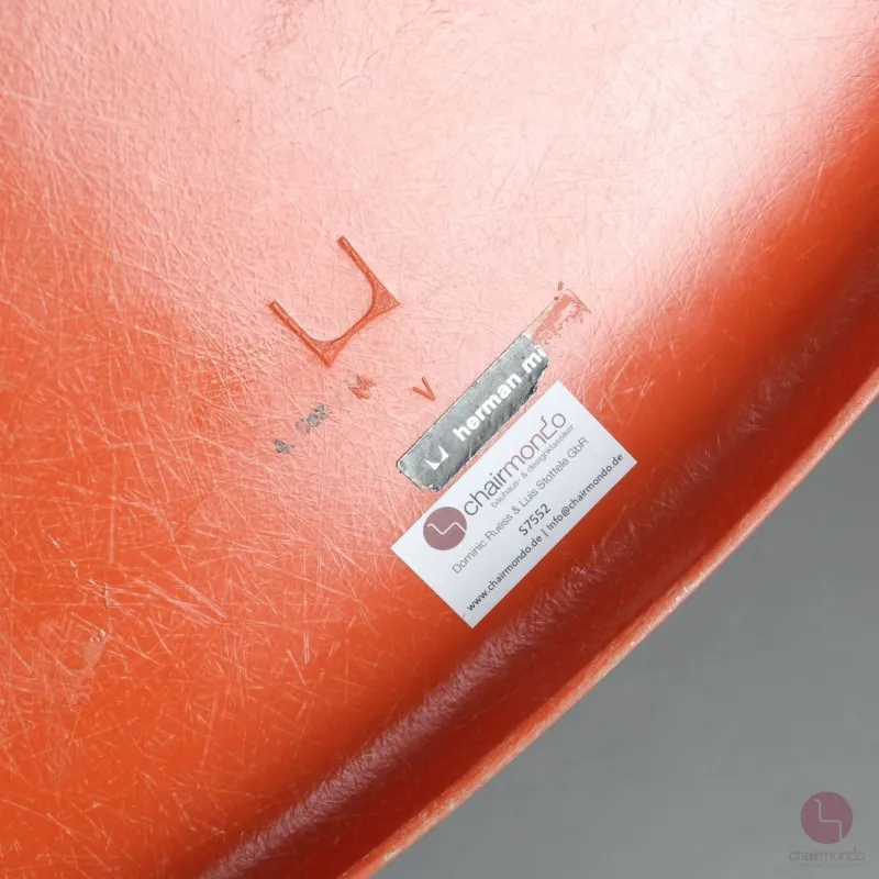Vitra Eames Side Chair Orange Fiberglass mit Metallgestell gebraucht