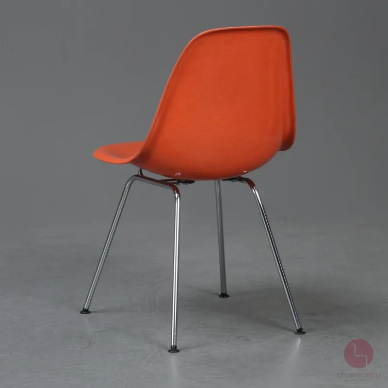 Vitra Eames Side Chair Orange Fiberglass mit Metallgestell gebraucht