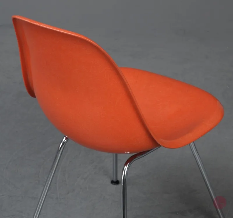 Vitra Eames Side Chair Orange Fiberglass mit Metallgestell gebraucht