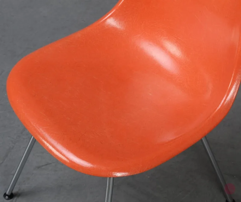 Vitra Eames Side Chair Orange Fiberglass mit Metallgestell gebraucht