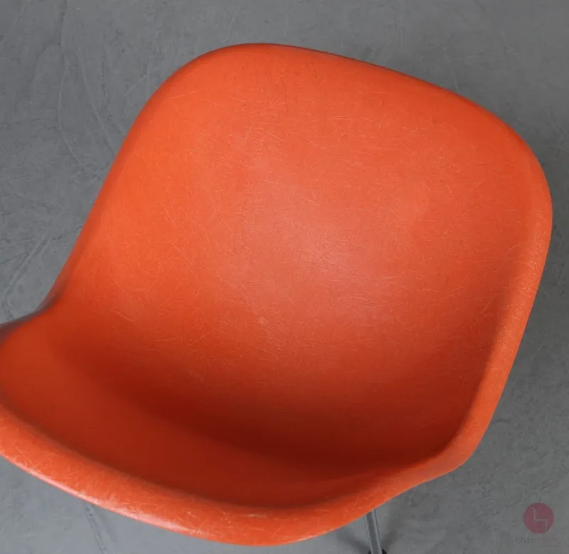 Vitra Eames Side Chair Orange Fiberglass mit Metallgestell gebraucht