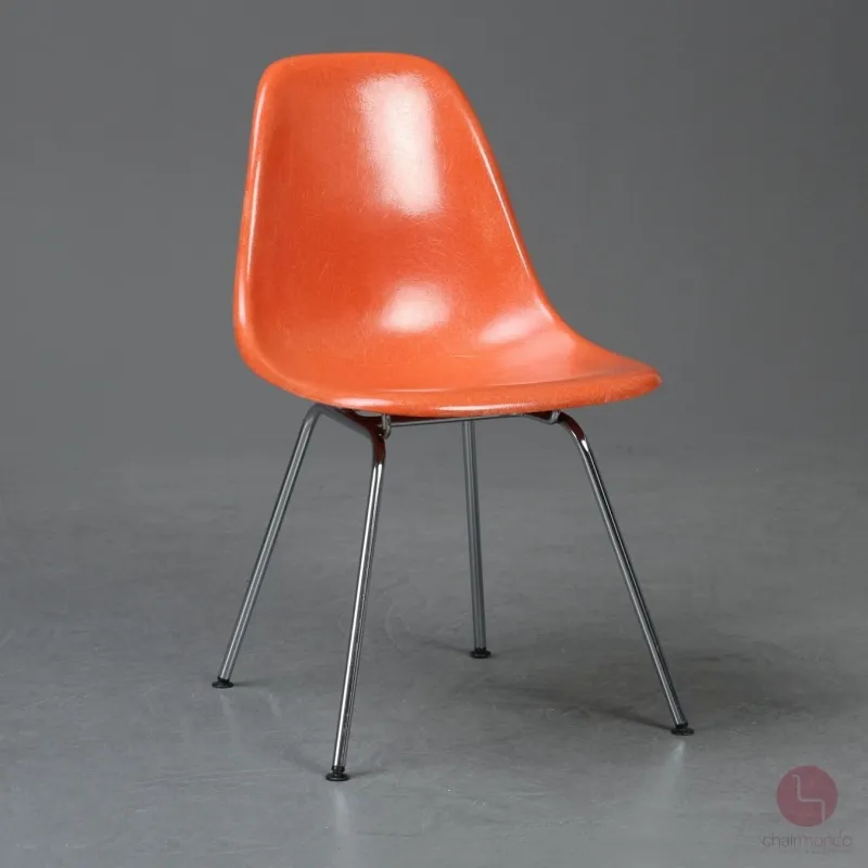 Vitra Eames Side Chair Orange Fiberglass mit Metallgestell gebraucht
