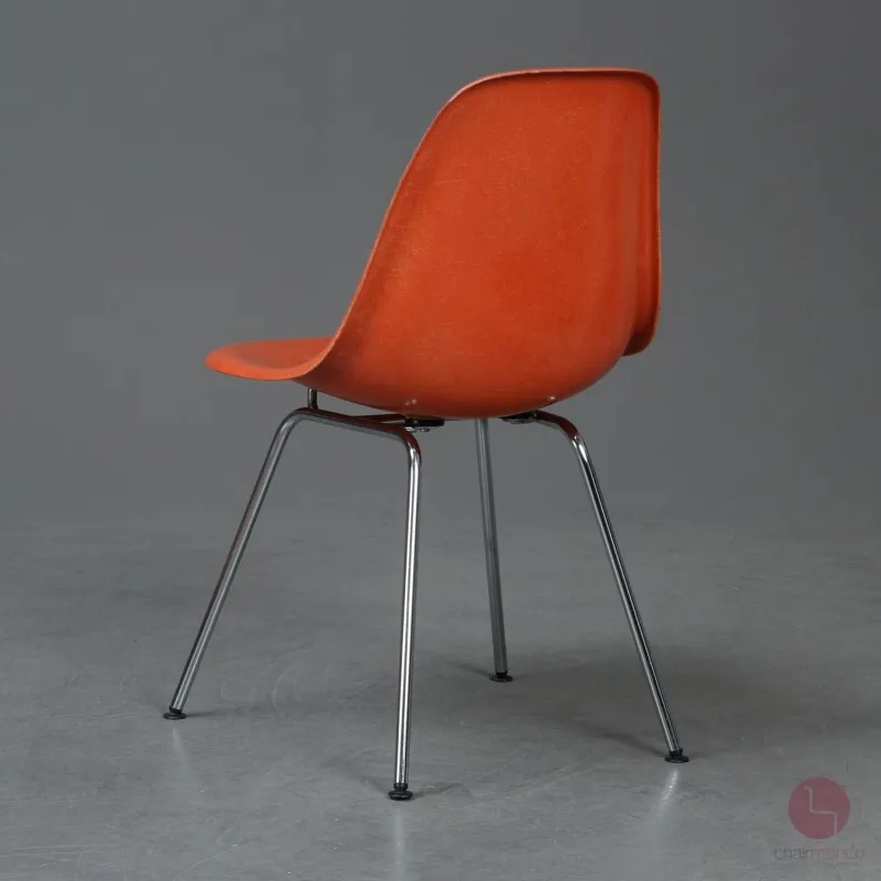 Vitra Eames Side Chair Orange Fiberglass mit Metallgestell gebraucht