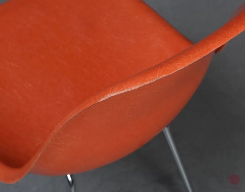 Vitra Eames Side Chair Orange Fiberglass mit Metallgestell gebraucht