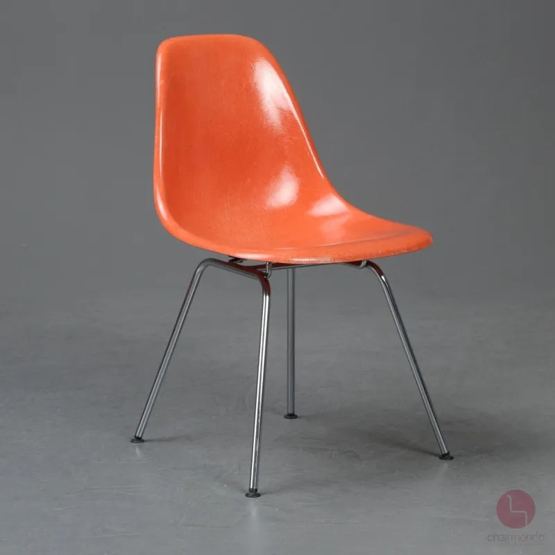 Vitra Eames Side Chair Orange Fiberglass mit Metallgestell gebraucht