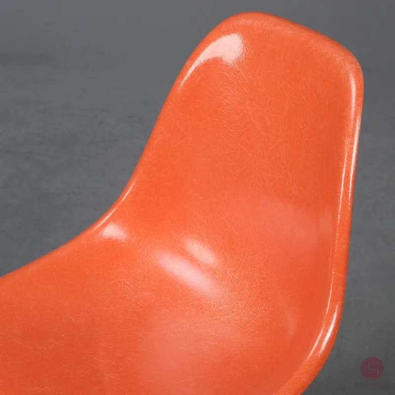 Vitra Eames Side Chair Orange Fiberglass mit Metallgestell gebraucht
