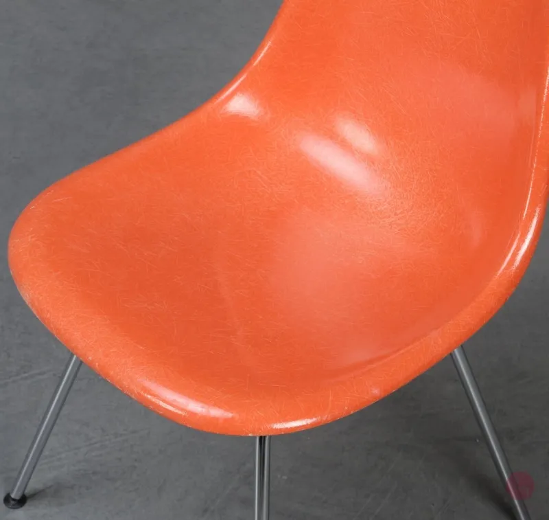 Vitra Eames Side Chair Orange Fiberglass mit Metallgestell gebraucht