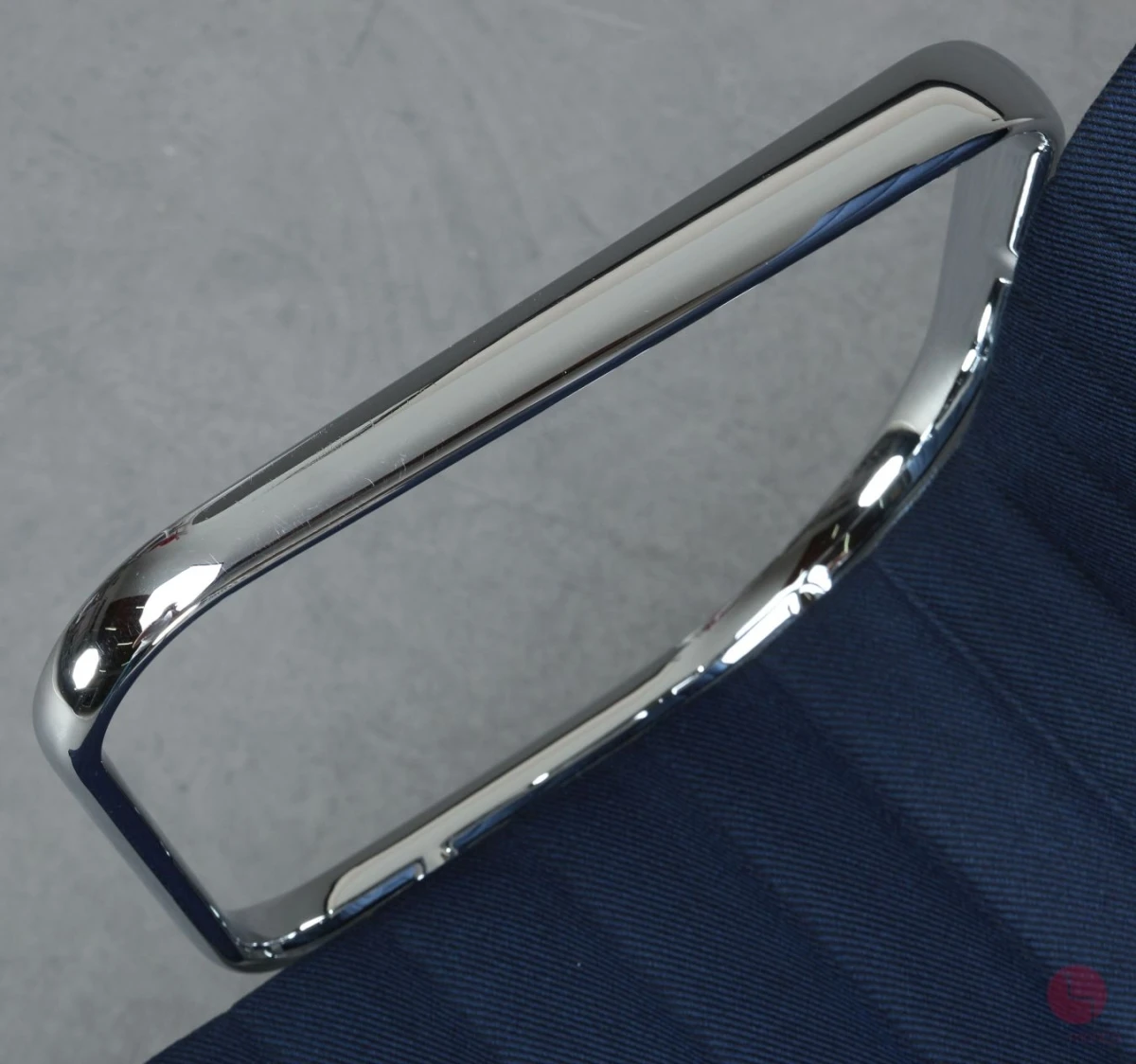 Vitra EA 107 Aluminium Chair Blau Track Stoff verchromt gebraucht