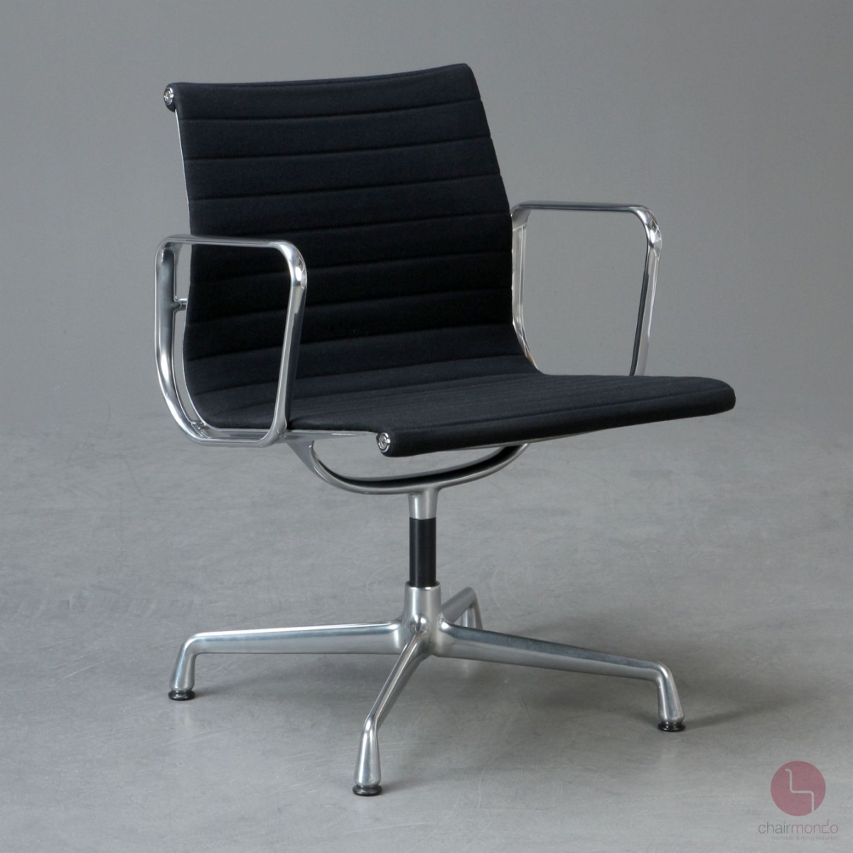 Vitra Alu Chair mit schwarzem Stoffbezug
