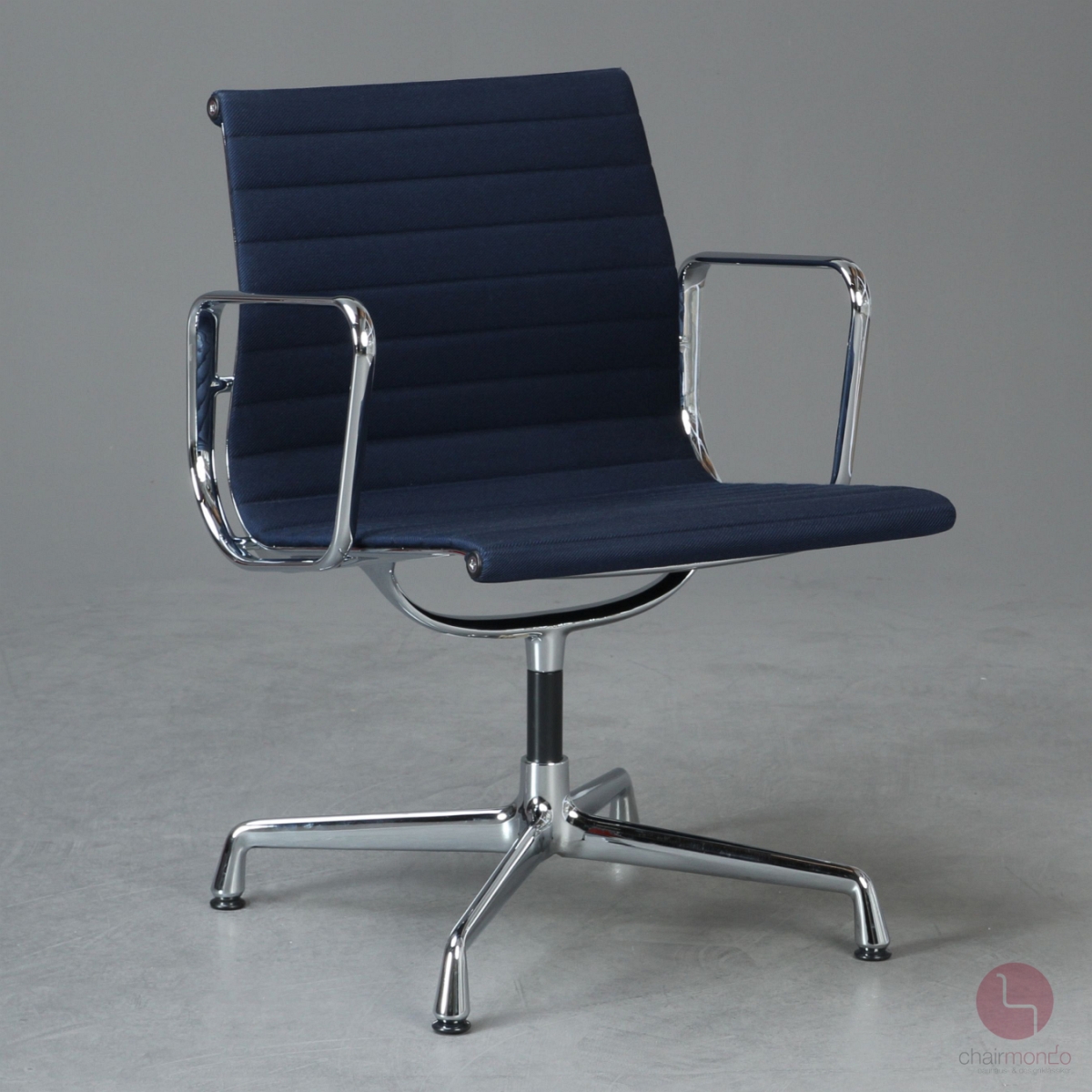 Vitra EA 107 Aluminium Chair in Blau