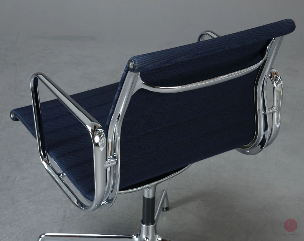 Vitra EA 107 Aluminium Chair in Blau