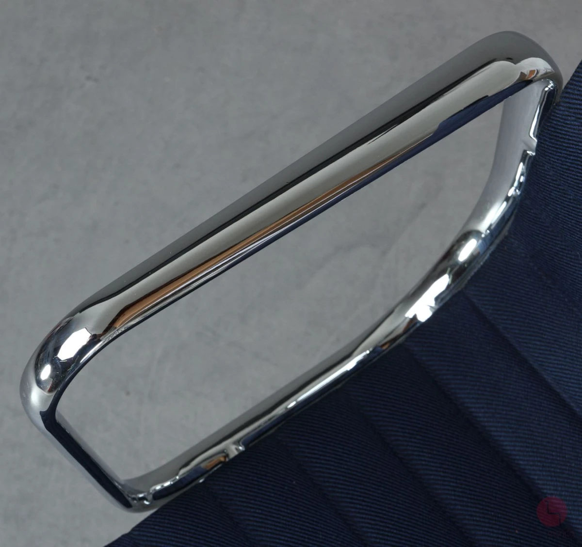 Vitra EA 107 Aluminium Chair in Blau