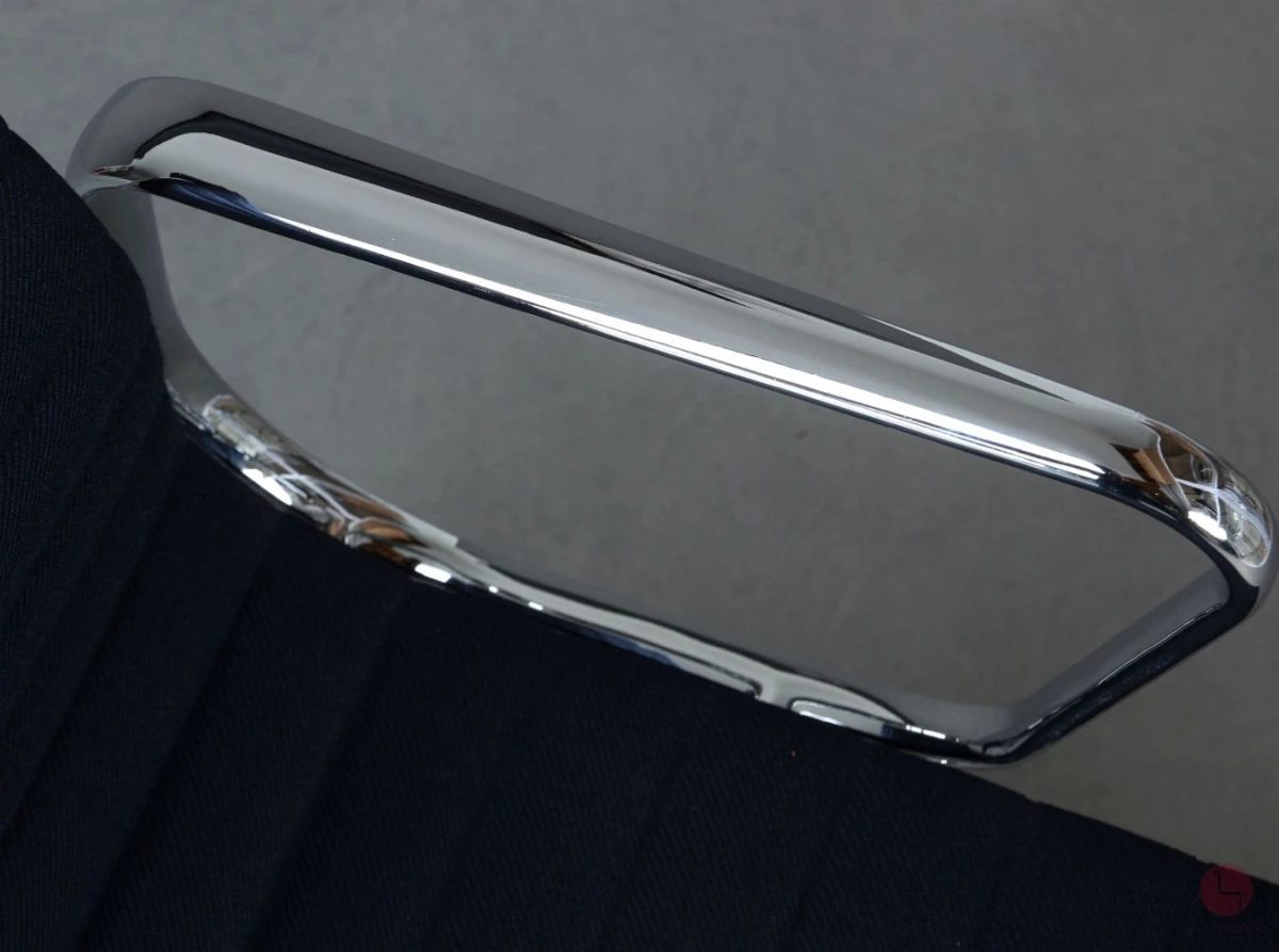 Vitra EA 107 Aluminium Chair in Blau
