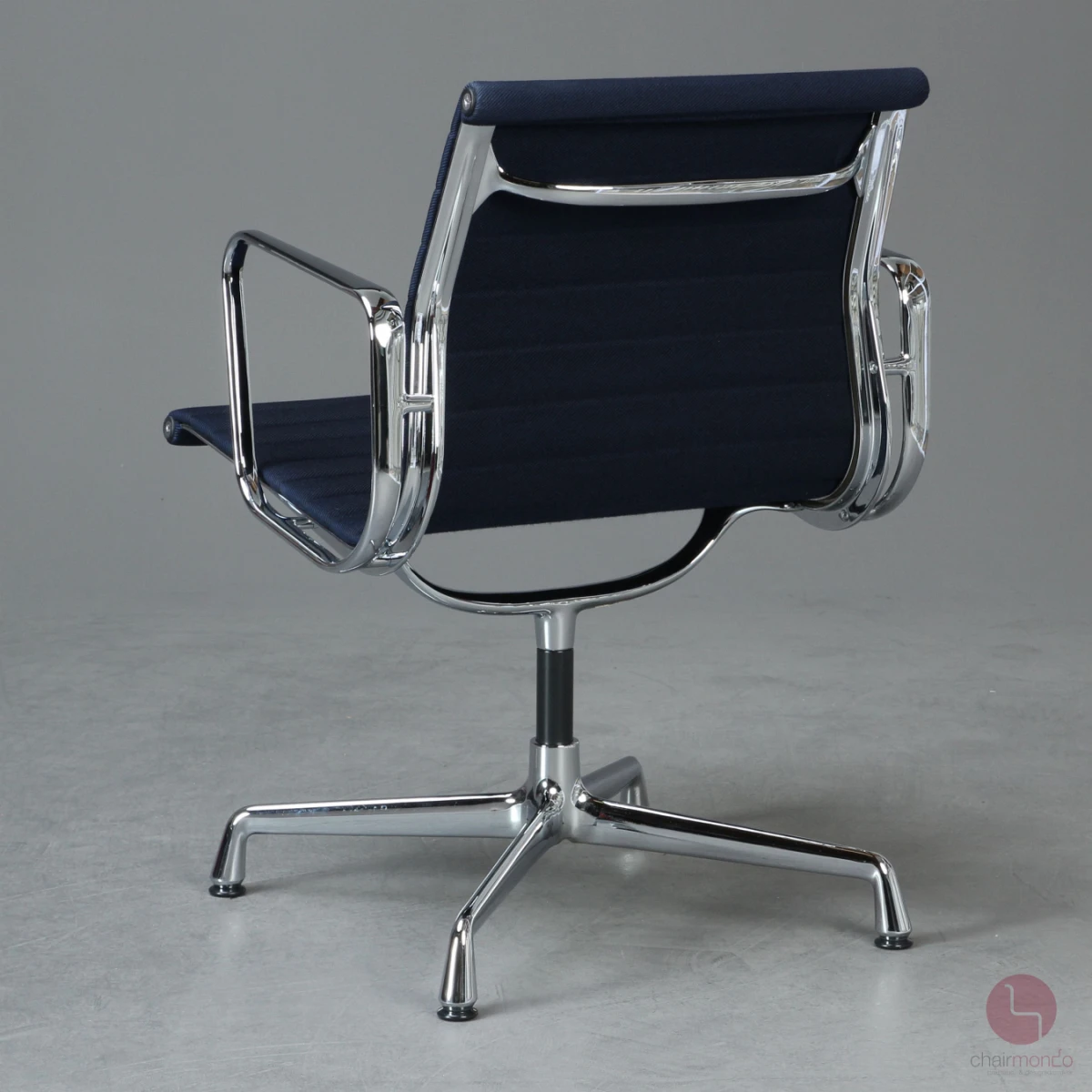 Vitra EA 107 Aluminium Chair in Blau
