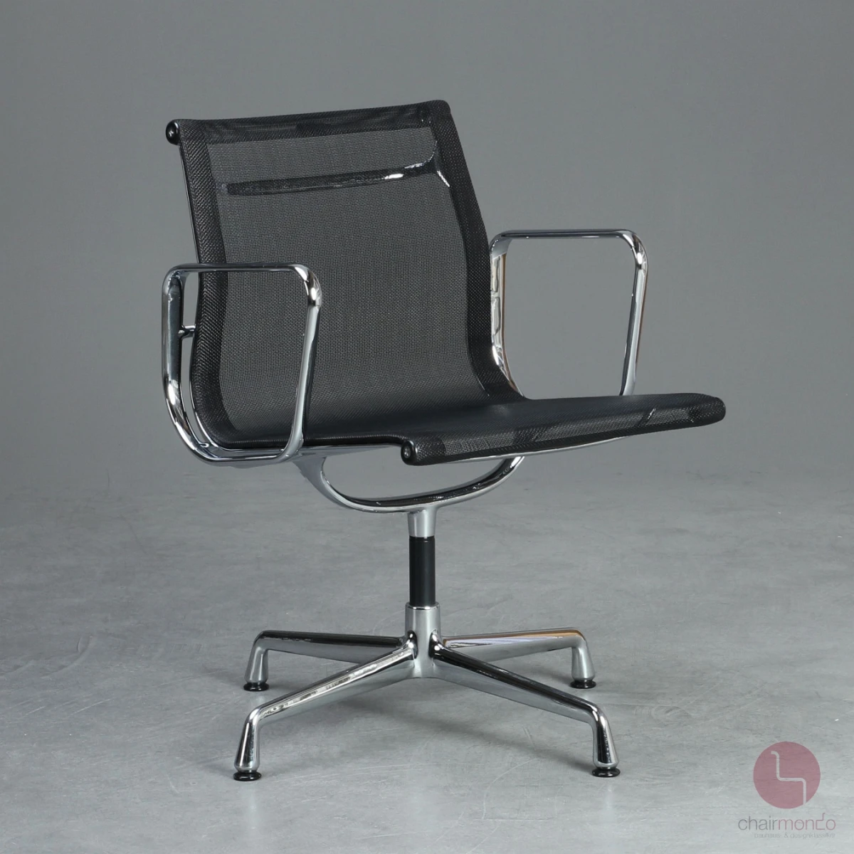 Vitra EA 108 Aluminium Chair mit schwarzem Netz gebraucht