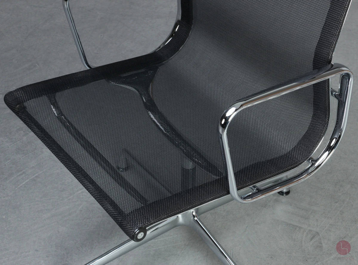 Vitra EA 108 Aluminium Chair mit schwarzem Netz gebraucht