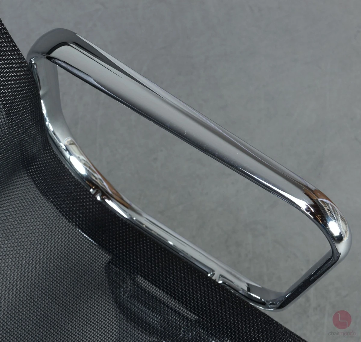 Vitra EA 108 Aluminium Chair mit schwarzem Netz gebraucht