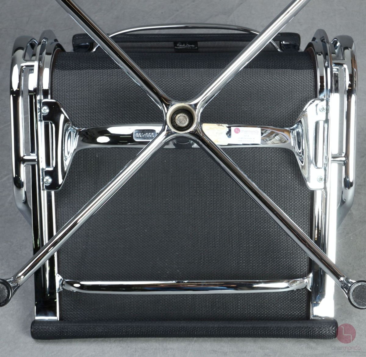 Vitra EA 108 Aluminium Chair mit schwarzem Netz gebraucht