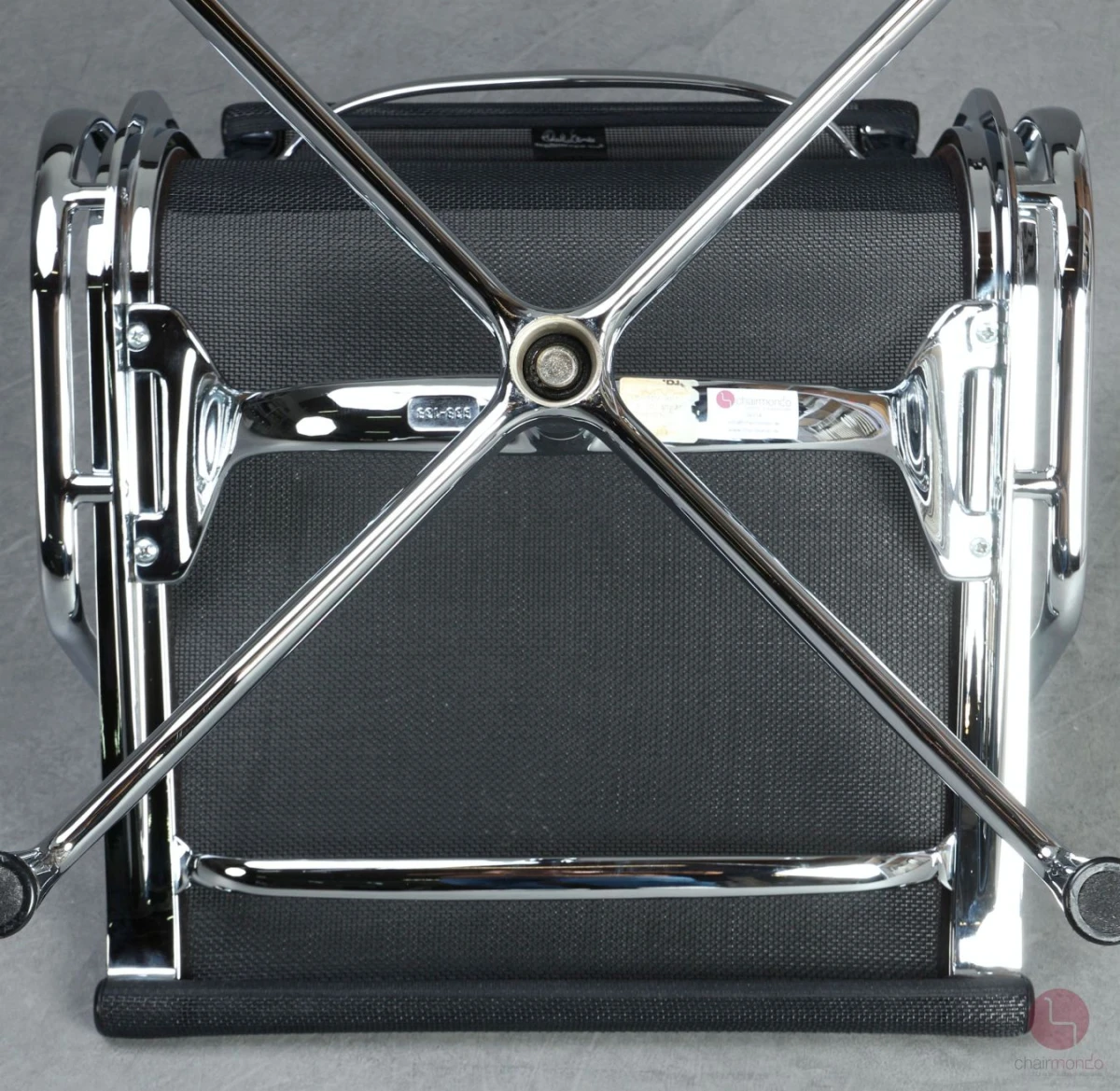 Vitra EA 108 Aluminium Chair mit schwarzem Netz gebraucht