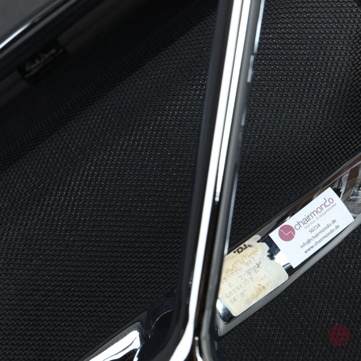 Vitra EA 108 Aluminium Chair mit schwarzem Netz gebraucht