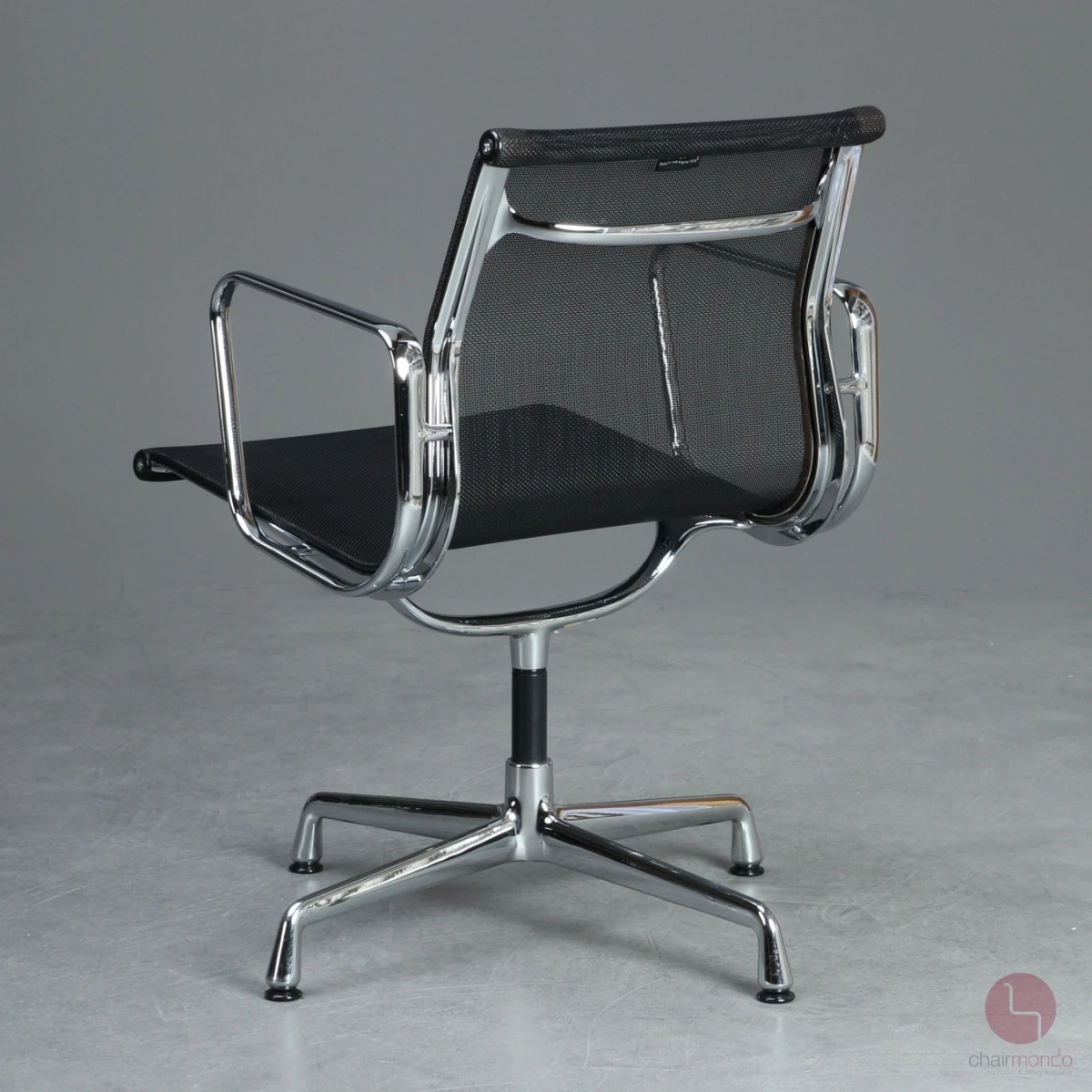 Vitra EA 108 Aluminium Chair mit schwarzem Netz gebraucht