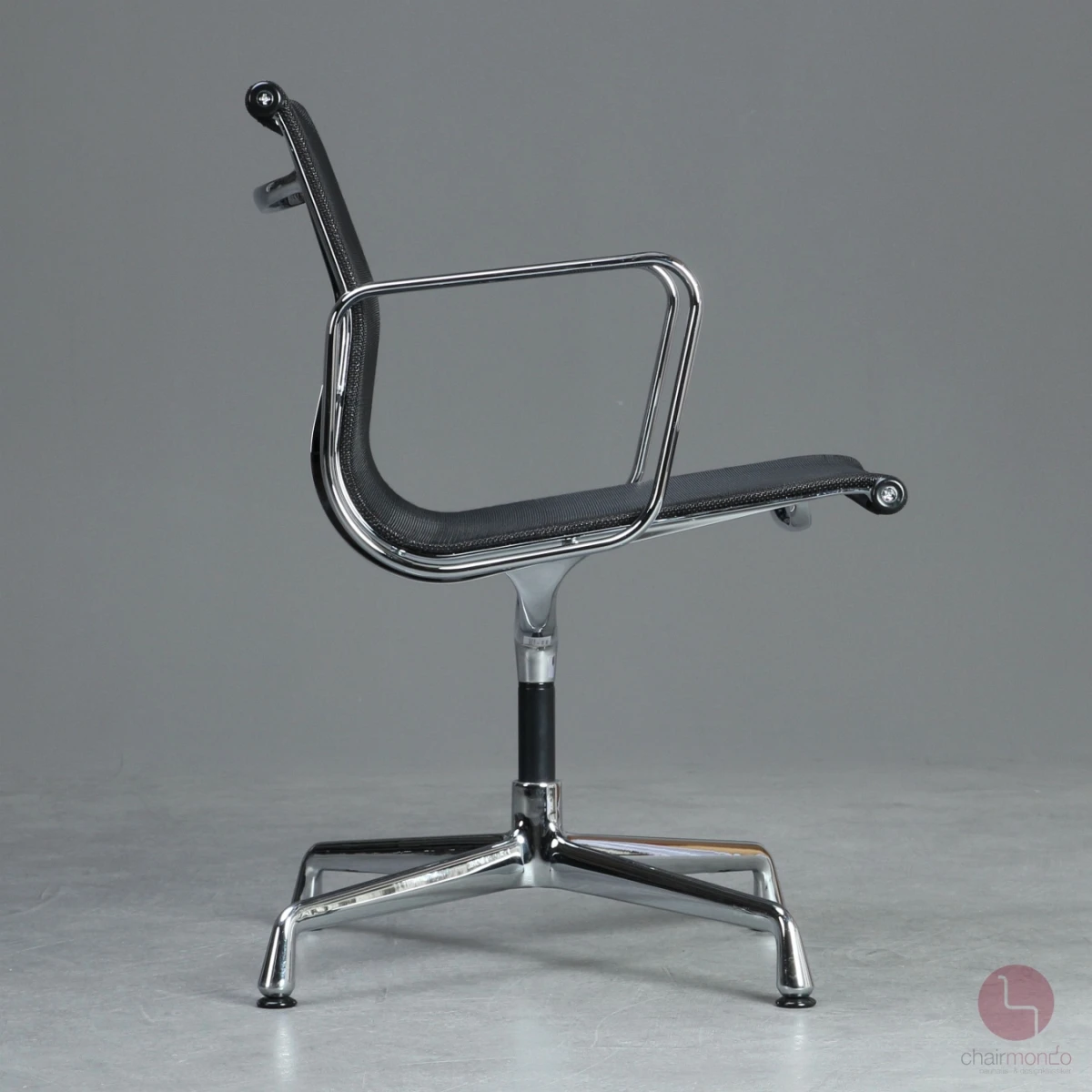 Vitra EA 108 Aluminium Chair mit schwarzem Netz gebraucht