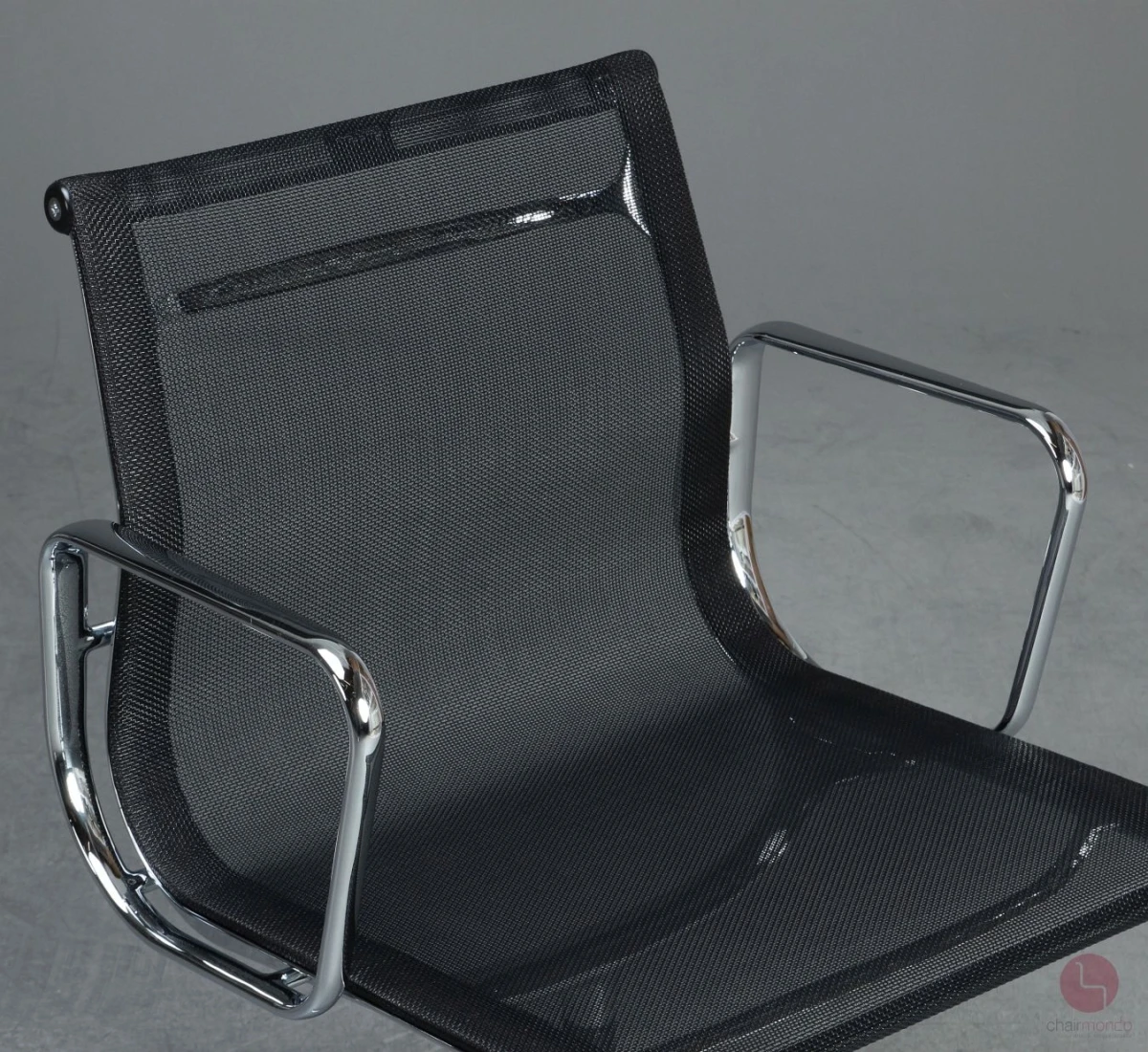 Vitra EA 108 Aluminium Chair mit schwarzem Netz gebraucht