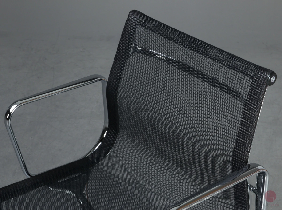 Vitra EA 108 Aluminium Chair mit schwarzem Netz gebraucht