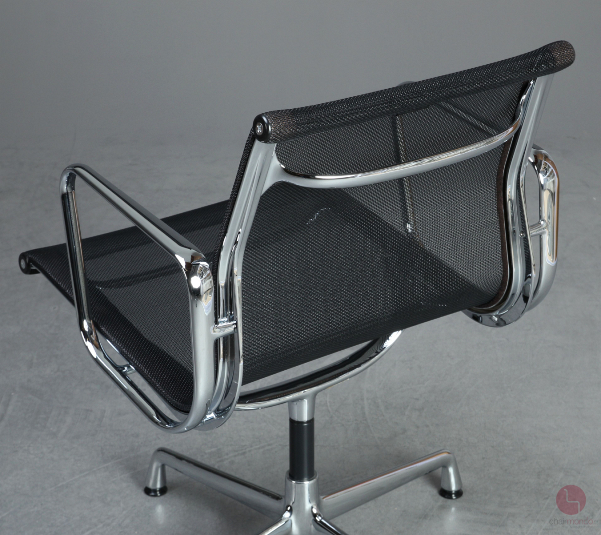 Vitra EA 108 Aluminium Chair mit schwarzem Netz gebraucht