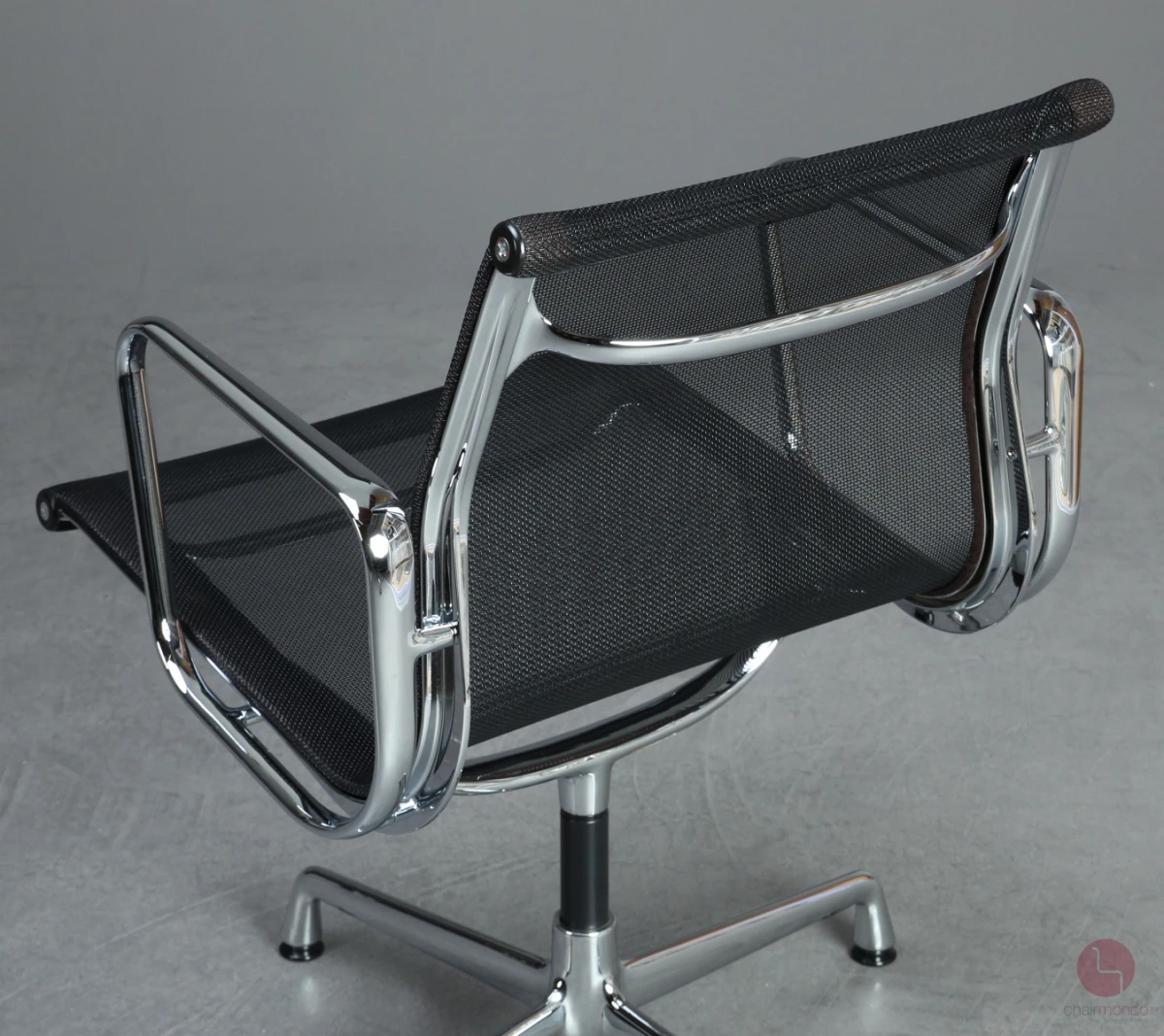 Vitra EA 108 Aluminium Chair mit schwarzem Netz gebraucht