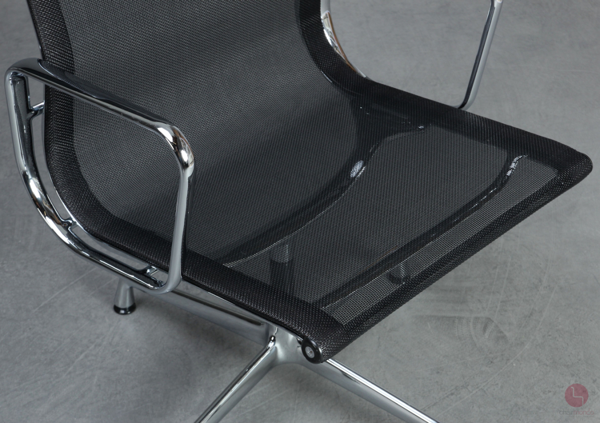 Vitra EA 108 Aluminium Chair mit schwarzem Netz gebraucht