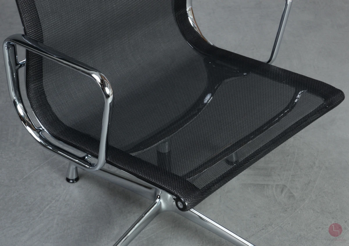 Vitra EA 108 Aluminium Chair mit schwarzem Netz gebraucht