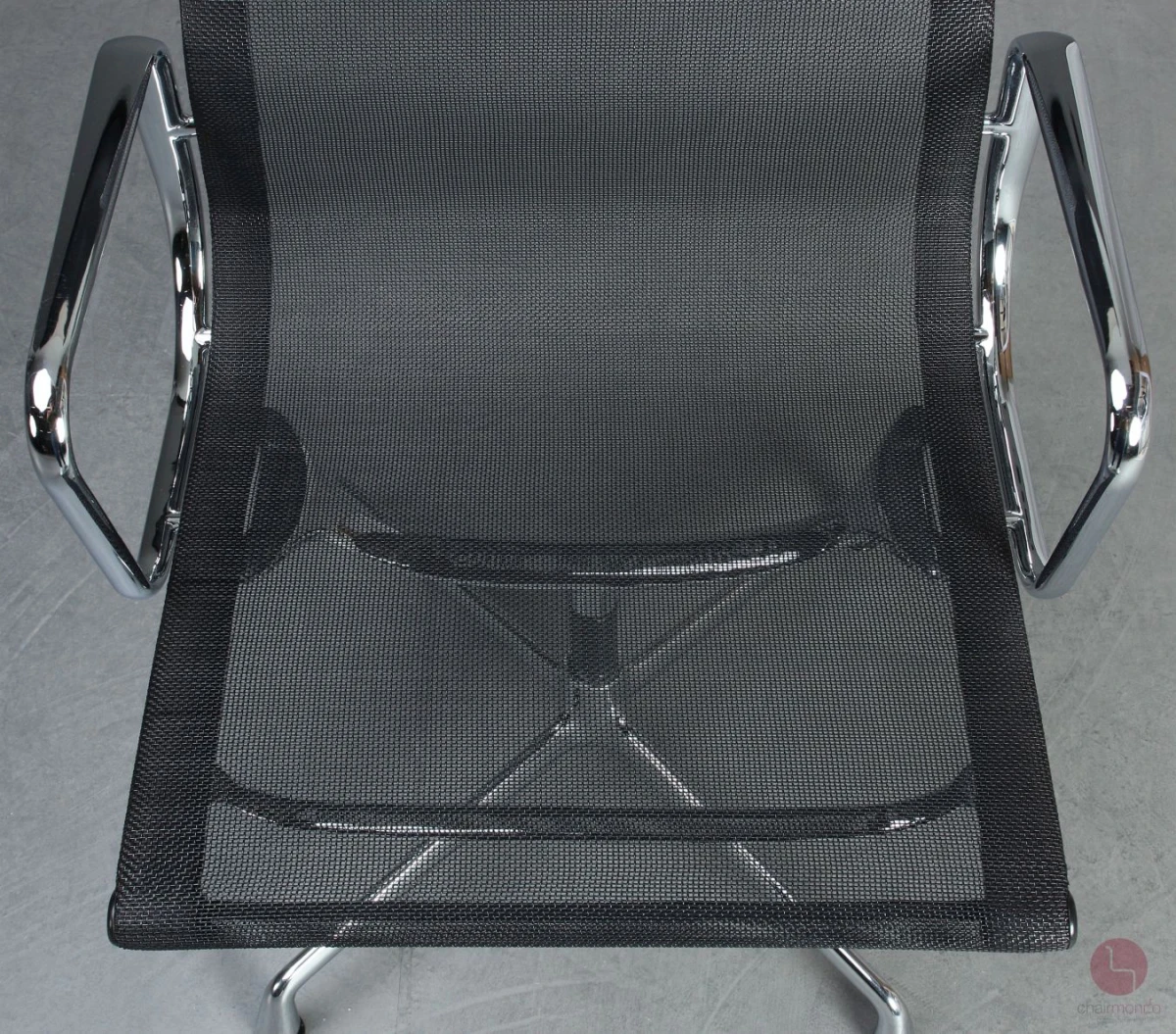 Vitra EA 108 Aluminium Chair mit schwarzem Netz gebraucht