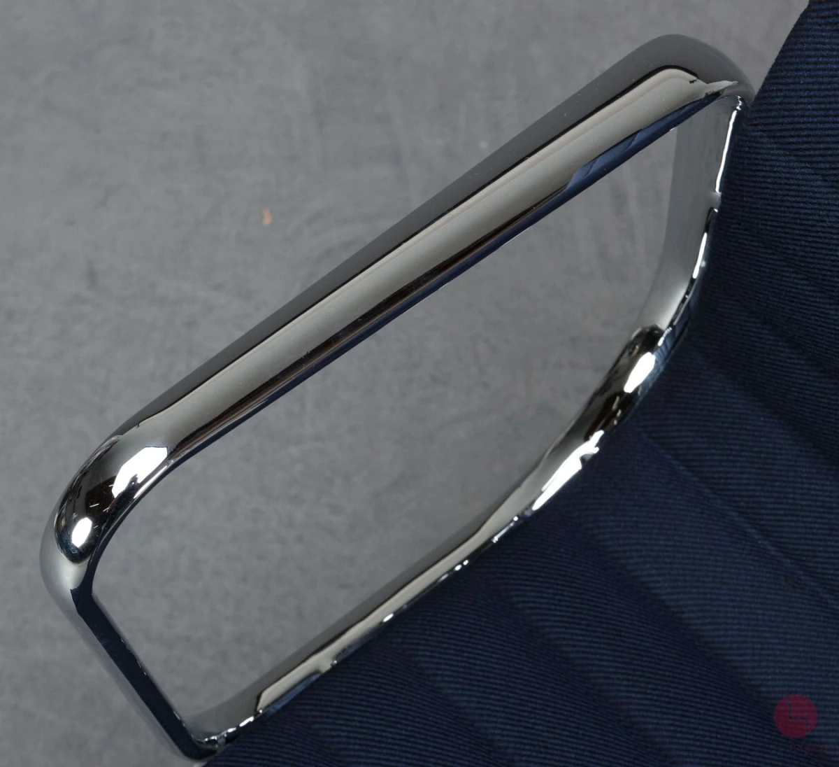 Vitra EA 108 Alu Chair mit blauem Track Stoff verchromt