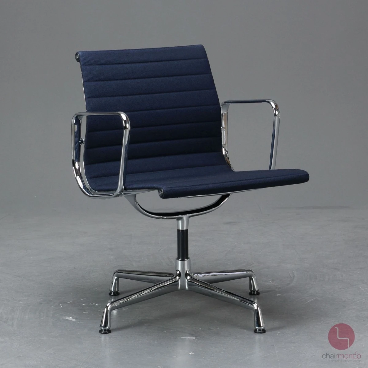 Vitra EA 108 Alu Chair mit blauem Track Stoff verchromt