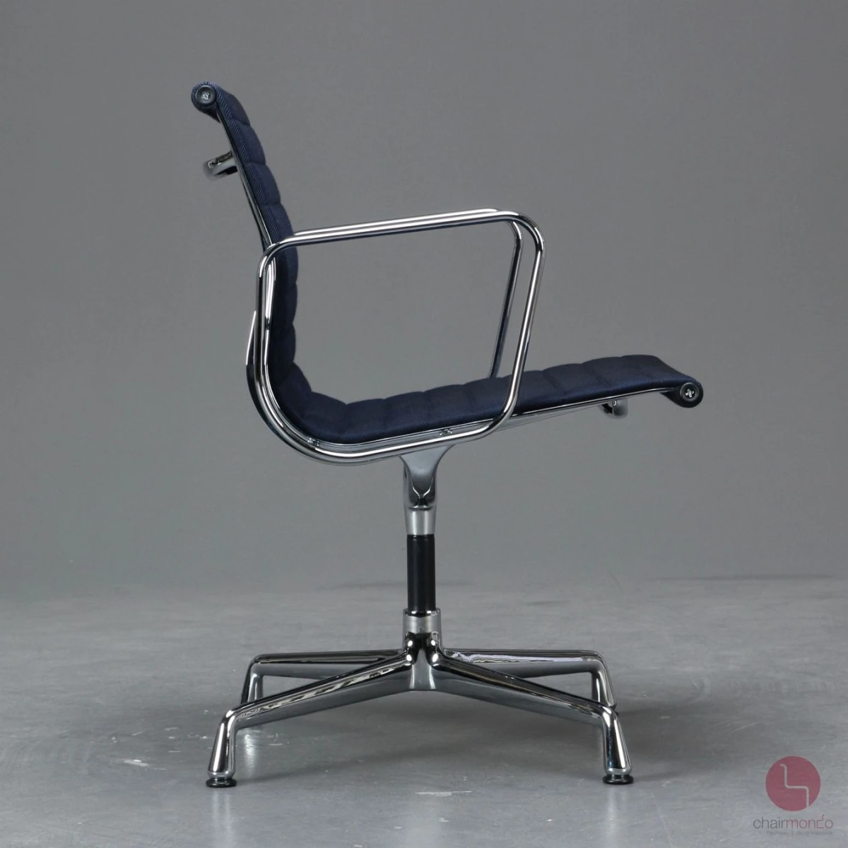 Vitra EA 108 Alu Chair mit blauem Track Stoff verchromt