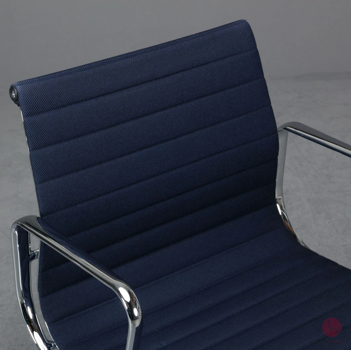 Vitra EA 108 Alu Chair mit blauem Track Stoff verchromt
